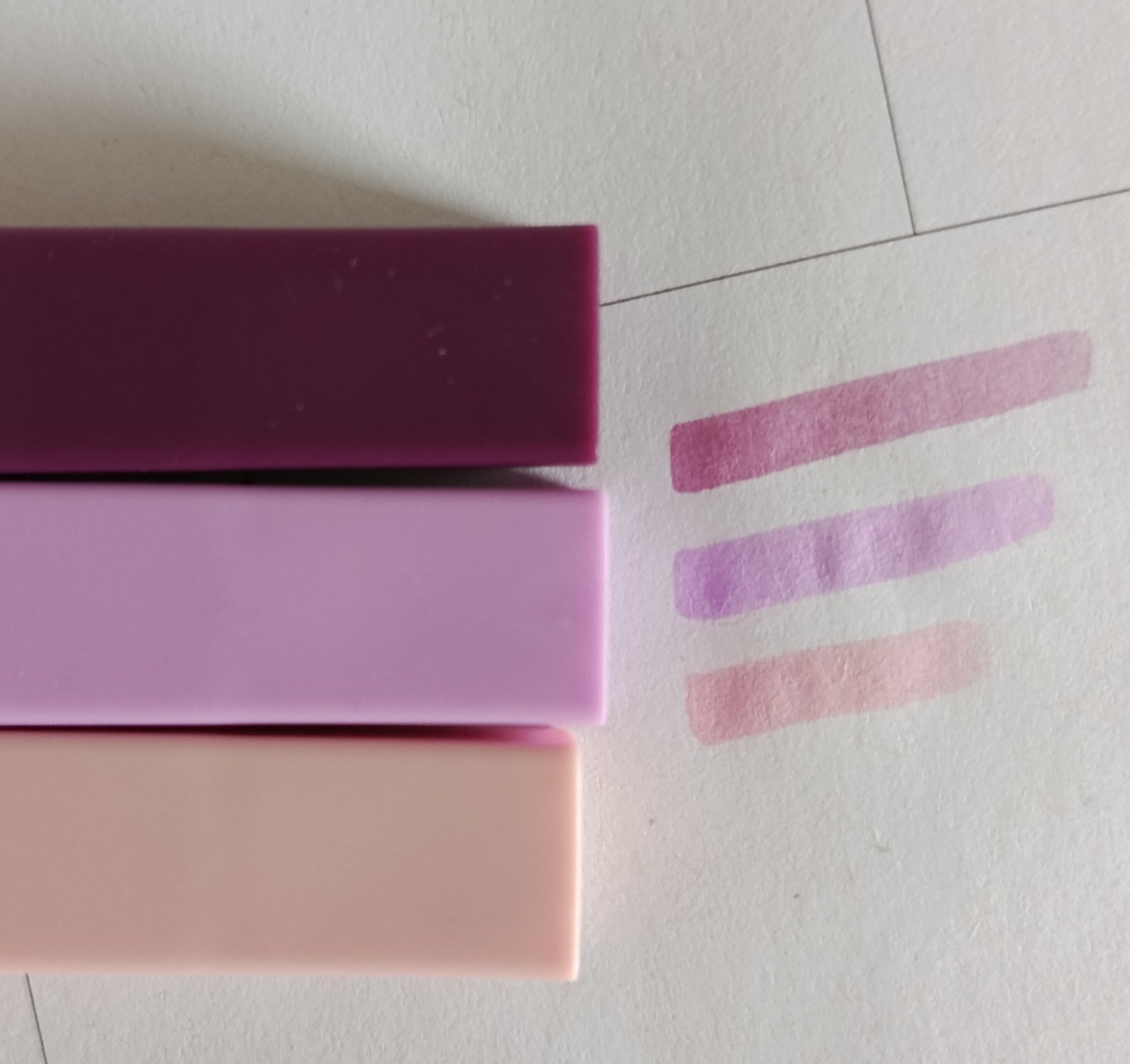 Swatches de couleurs violet, mauve et rose du set papeterie