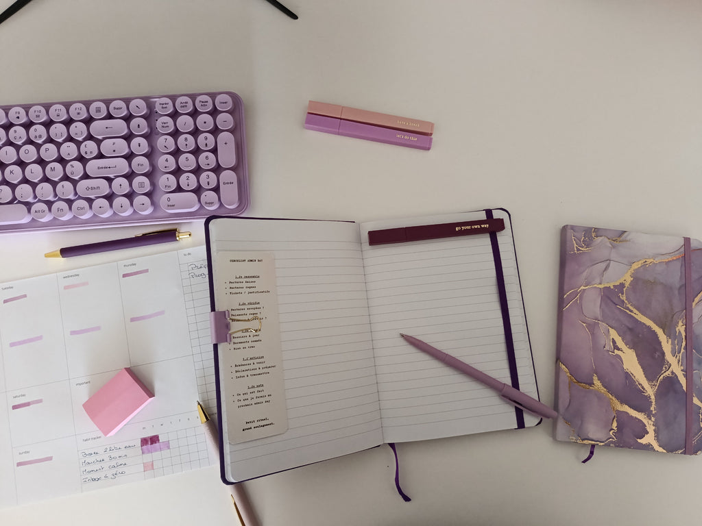 Set papeterie violet et rose – vue de dessus avec carnet ouvert