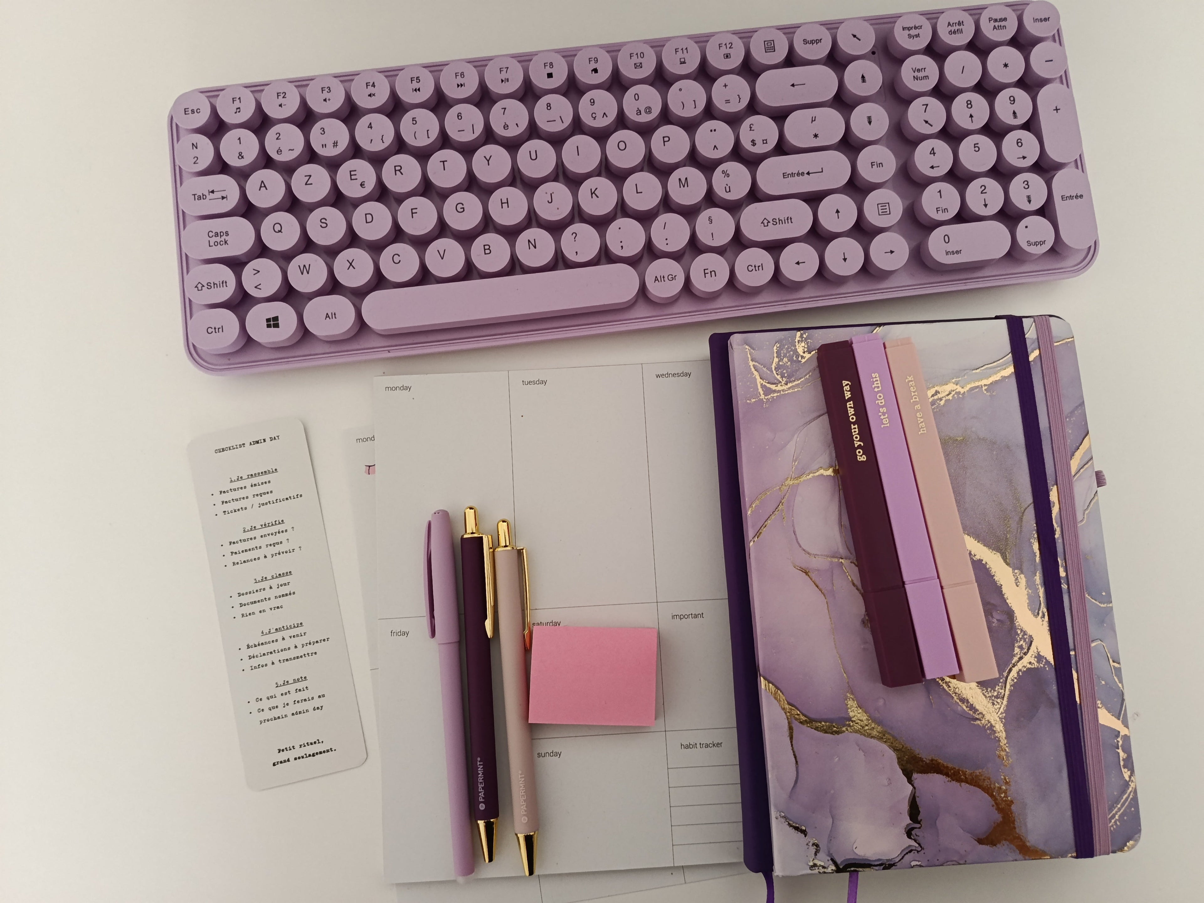 Set papeterie violet et rose – vue d'ensemble sur bureau