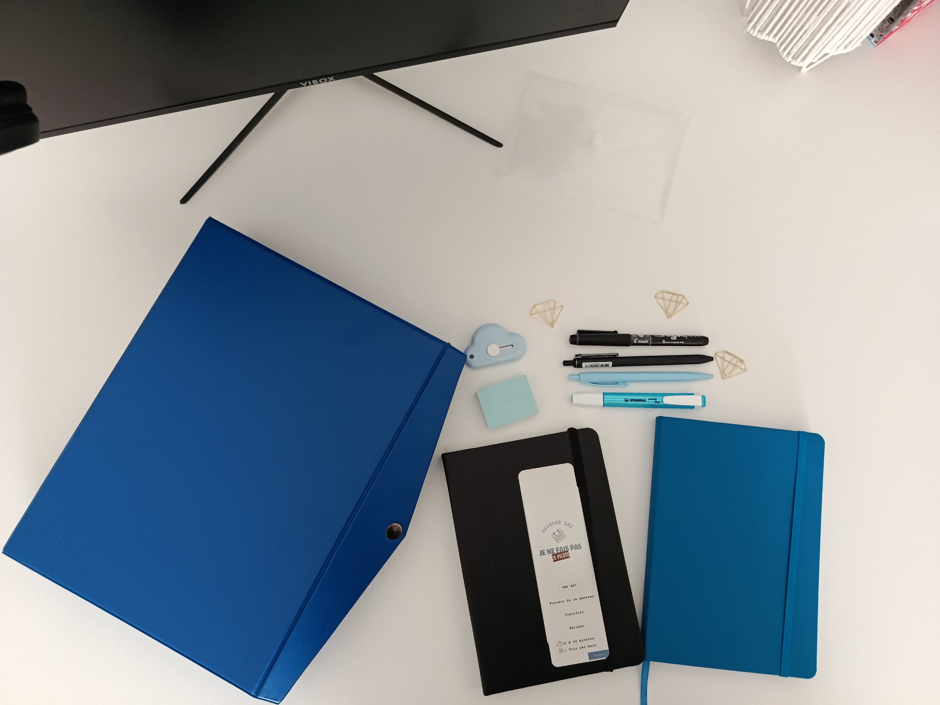 Box Office Bleu ouverte avec carnets, stylos et accessoires papeterie