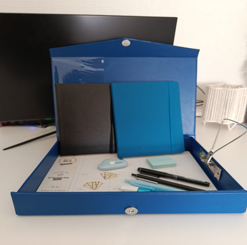Intérieur de la box bleue avec carnets noir et bleu canard